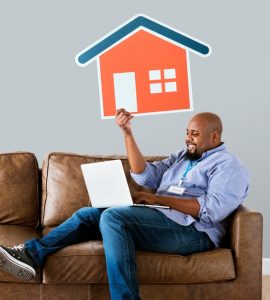 homme-montrant-icone-maison-canape